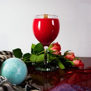 lumânare parfumată din ceară naturala de soia cu fitil din lemn în pahar de vin din sticlă