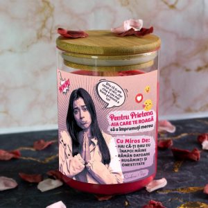lumânare parfumată personalizată cadou, din ceară de soia și cu fitil din lemn, în borcan de sticlă cu capac de lemn, cu mesaj pentru prietena care te roagă să o împrumuți mereu