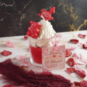 mărturie de botez tip lumânare parfumată, din ceară naturală de soia, personalizată, în formă de desert cu frișcă, în pahar rotund și cu ursuleț de ceară, pentru băieți și fete